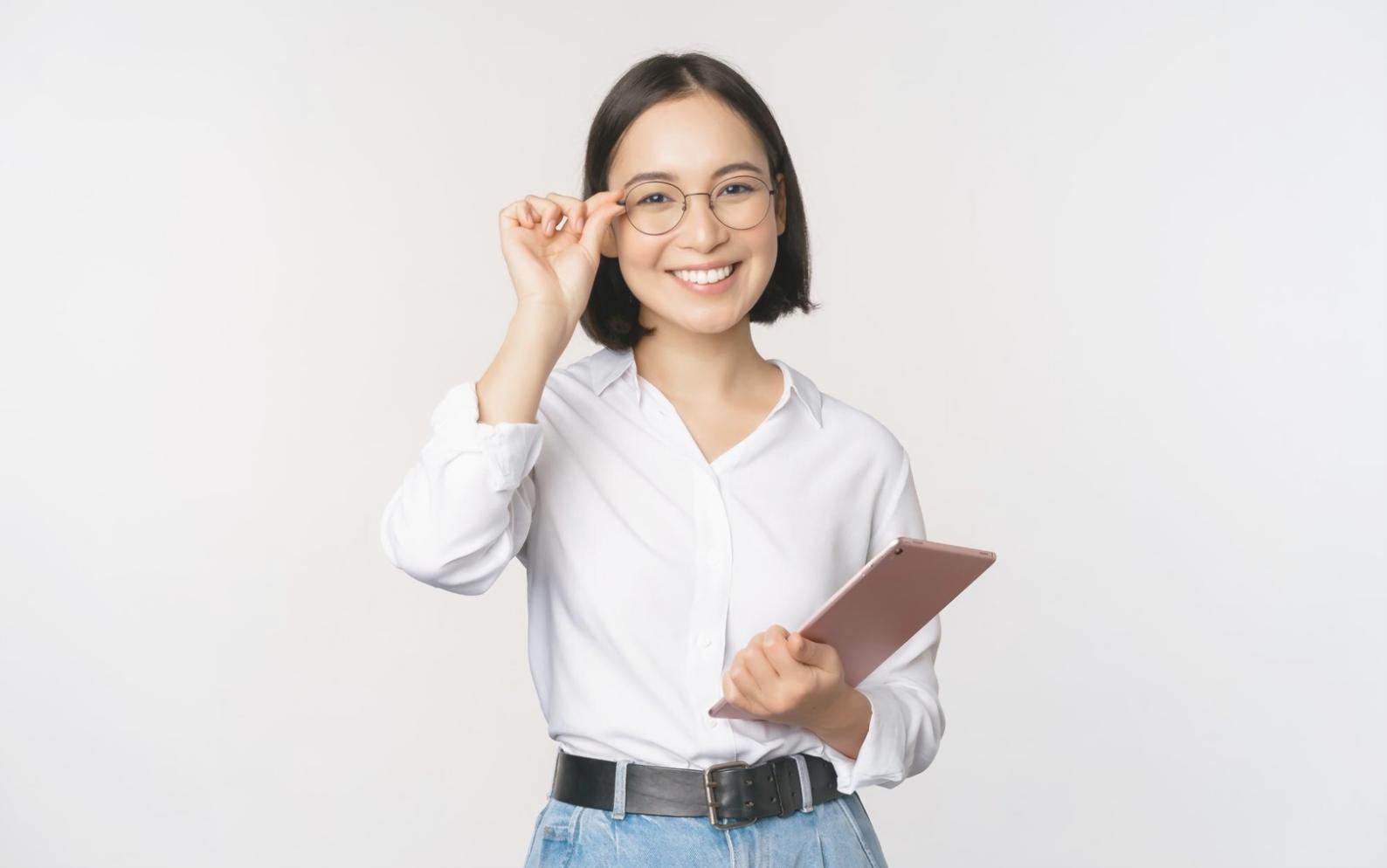 Analista financiero trabajando con modelos de pronóstico en múltiples pantallas