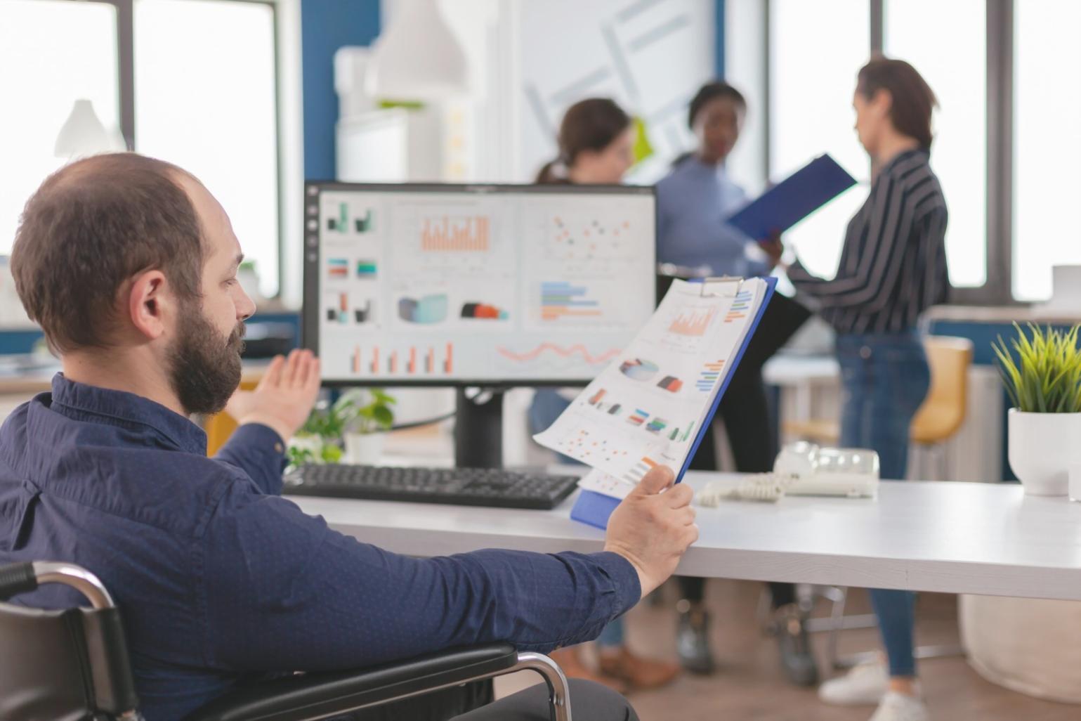 Equipo de analistas revisando resultados de pronósticos financieros